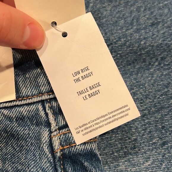 Abercrombie & Fitch • The baggy low rise jean - Picture 9 of 13